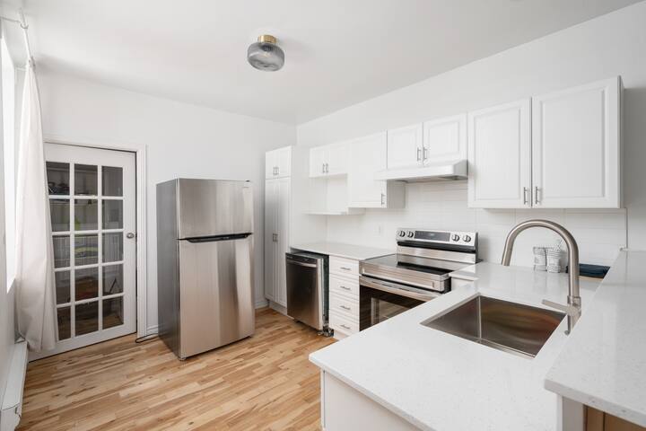 Mile-End 3 BDR Cozy Retreat + Free Parking gallery image 5