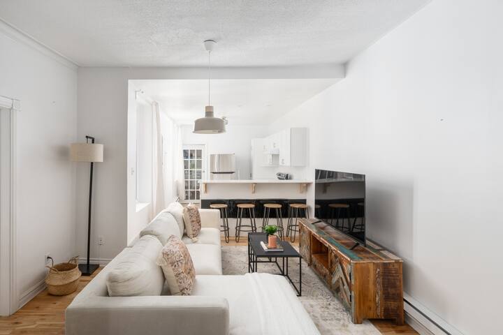 Mile-End 3 BDR Cozy Retreat + Free Parking gallery image 2