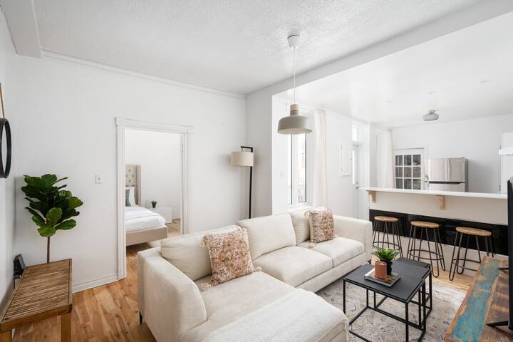 Mile-End 3 BDR Cozy Retreat + Free Parking gallery image 4