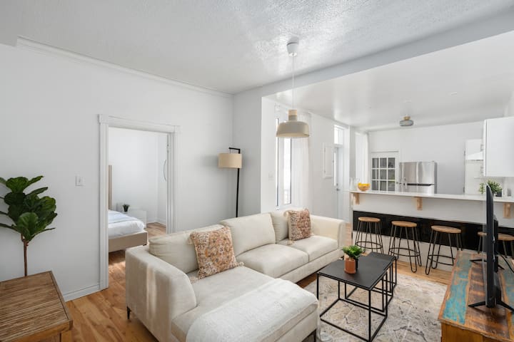 Mile-End 3 BDR Cozy Retreat + Free Parking