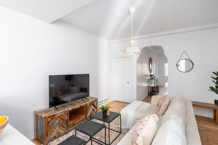 Mile-End 3 BDR Cozy Retreat + Free Parking gallery image 3