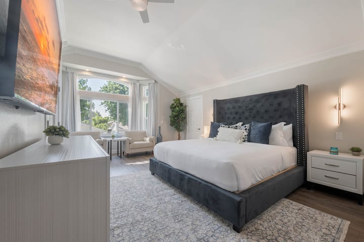 Predivna glavna spavaća soba, privatna kupaonica dva ormara TV prostor za sjedenje lijep prozor prostran