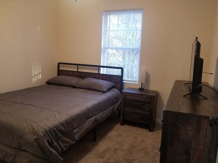 自然光が差す2階の寝室には、クイーンサイズのベッド、ランプ付きのナイトテーブル、ドレッサー、便利な収納用のクローゼットが備わっています。静かで居心地の良い空間で、ゆっくりと眠る夜や滞在中の静かなひとときに最適です。

