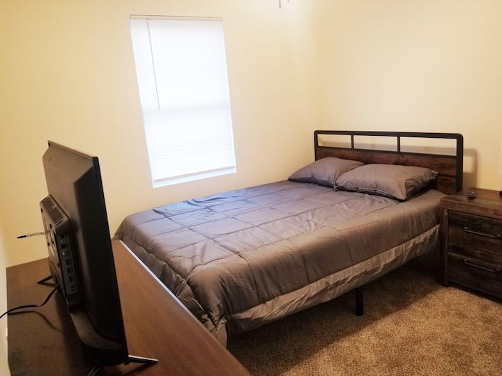 クイーンサイズのベッド、ドレッサー、ランプ付きのナイトスタンド、追加の収納スペースを備えたクローゼットを備えた2階の寝室。忙しい一日の後に休息とリラクゼーションに最適な清潔で快適な空間です。