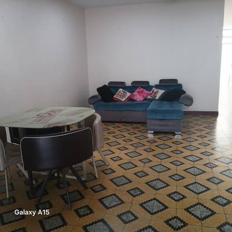 Casa grande cerca al centro.