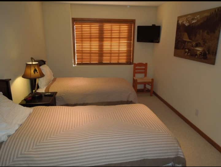 เตียงแฝดยาวพิเศษที่มีคุณภาพซึ่งสามารถดัดแปลงเป็นเตียงคิงไซส์ได้ตามคำขอ