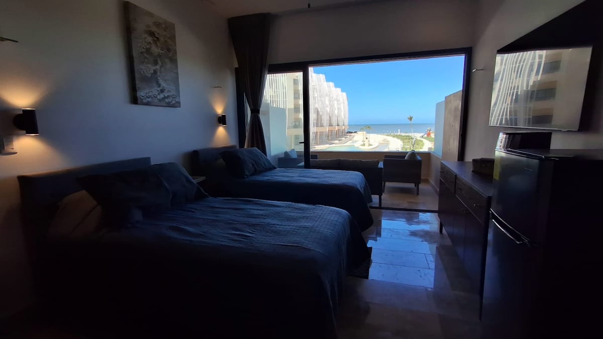 נוף לאוקיינוס, לבריכה ולחוף מחדר השינה המשני