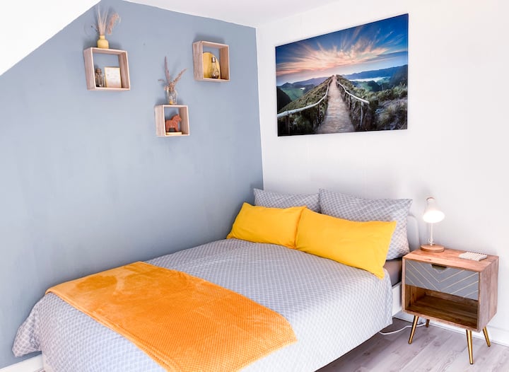 Útulná spálňa s pohodlnou manželskou posteľou a mäkkými vankúšmi na relaxačné noci. Štýlové vybavenie a teplé farby vytvárajú uvoľnenú atmosféru.