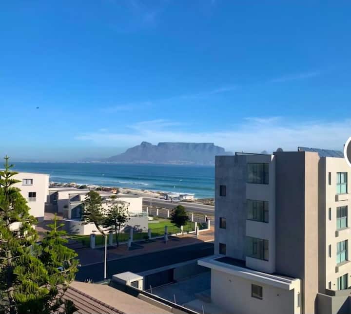Seascape - Beach Apartment With Mountain Views - Parklands
