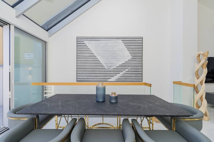 Luxe Duplex Penthouse W Jacuzzi gallery image 5