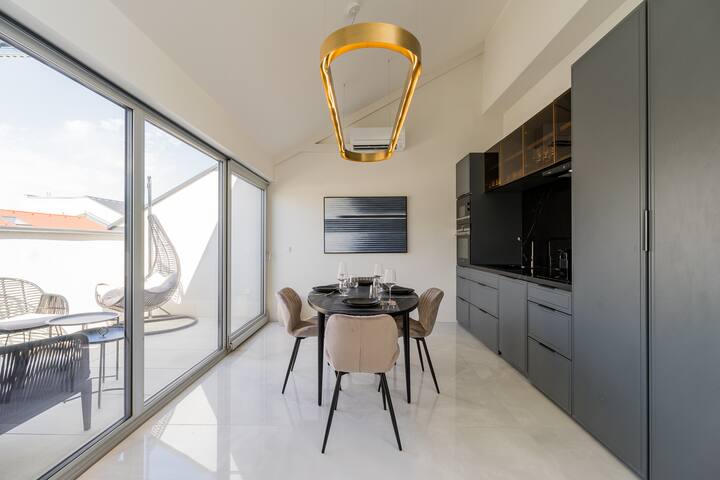 Luxe Duplex Penthouse W Jacuzzi gallery image 4