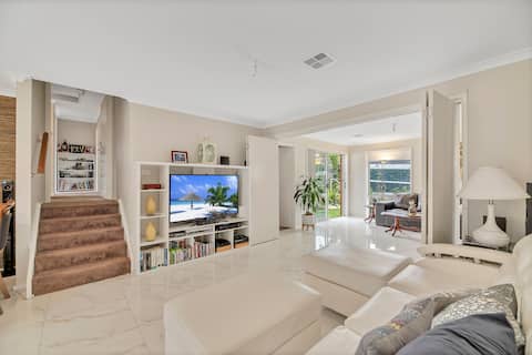 4 beds, 2 Kitchens 3 Baths 3