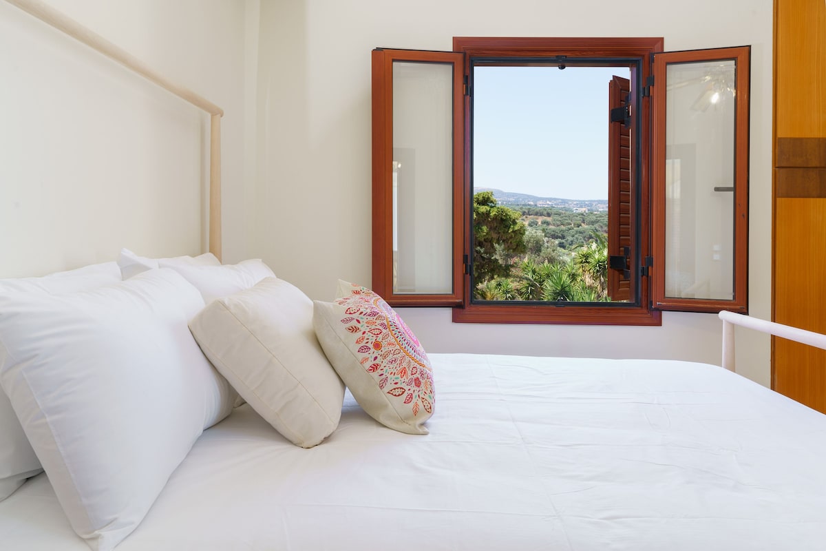 Dvojlôžková spálňa na prvom poschodí.