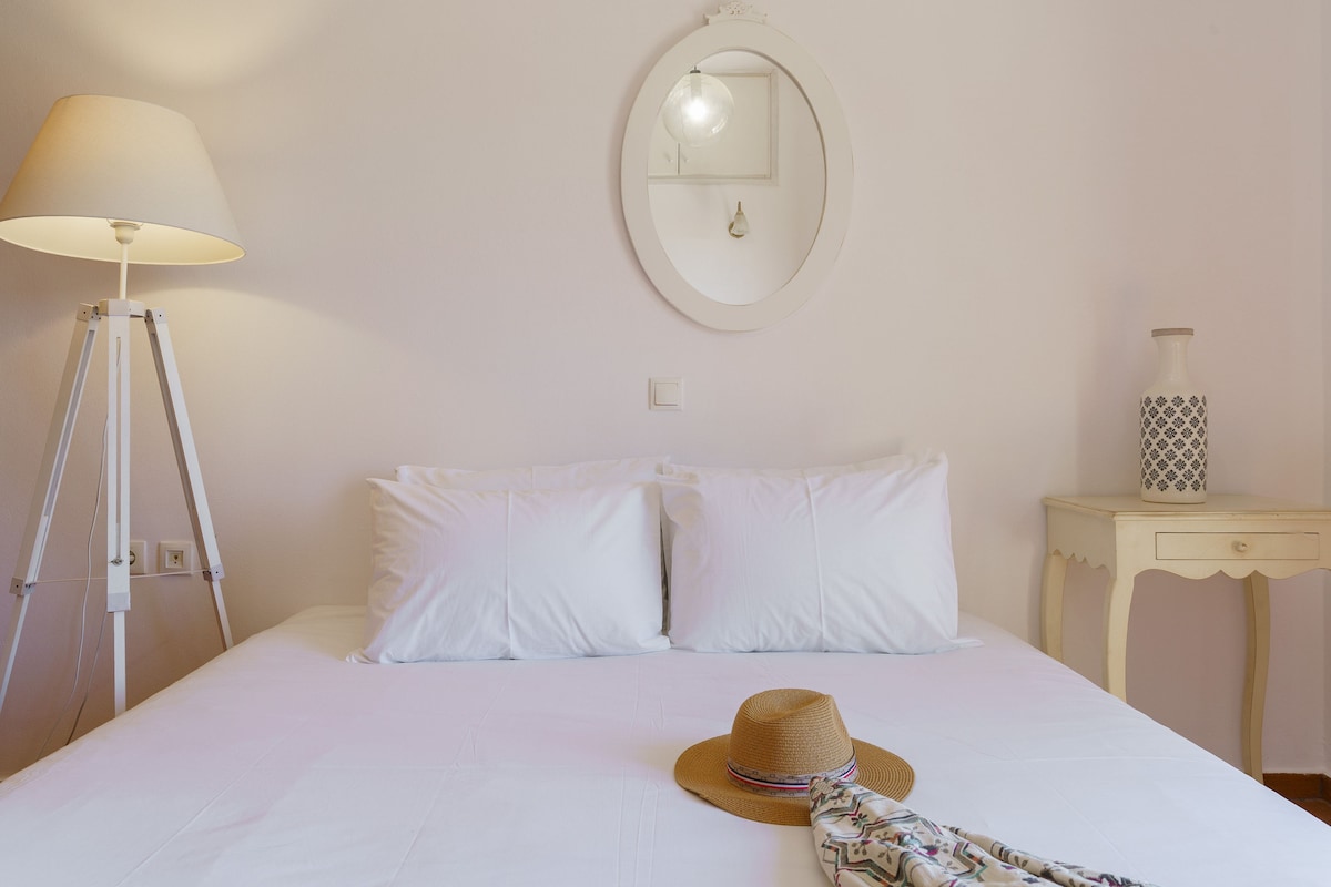 Spálňa s manželskou posteľou na prízemí.