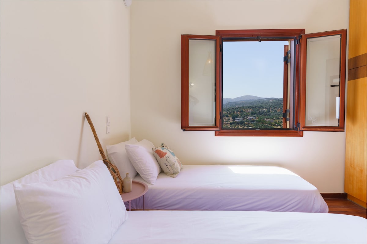 Dvojlôžková izba na prvom poschodí.