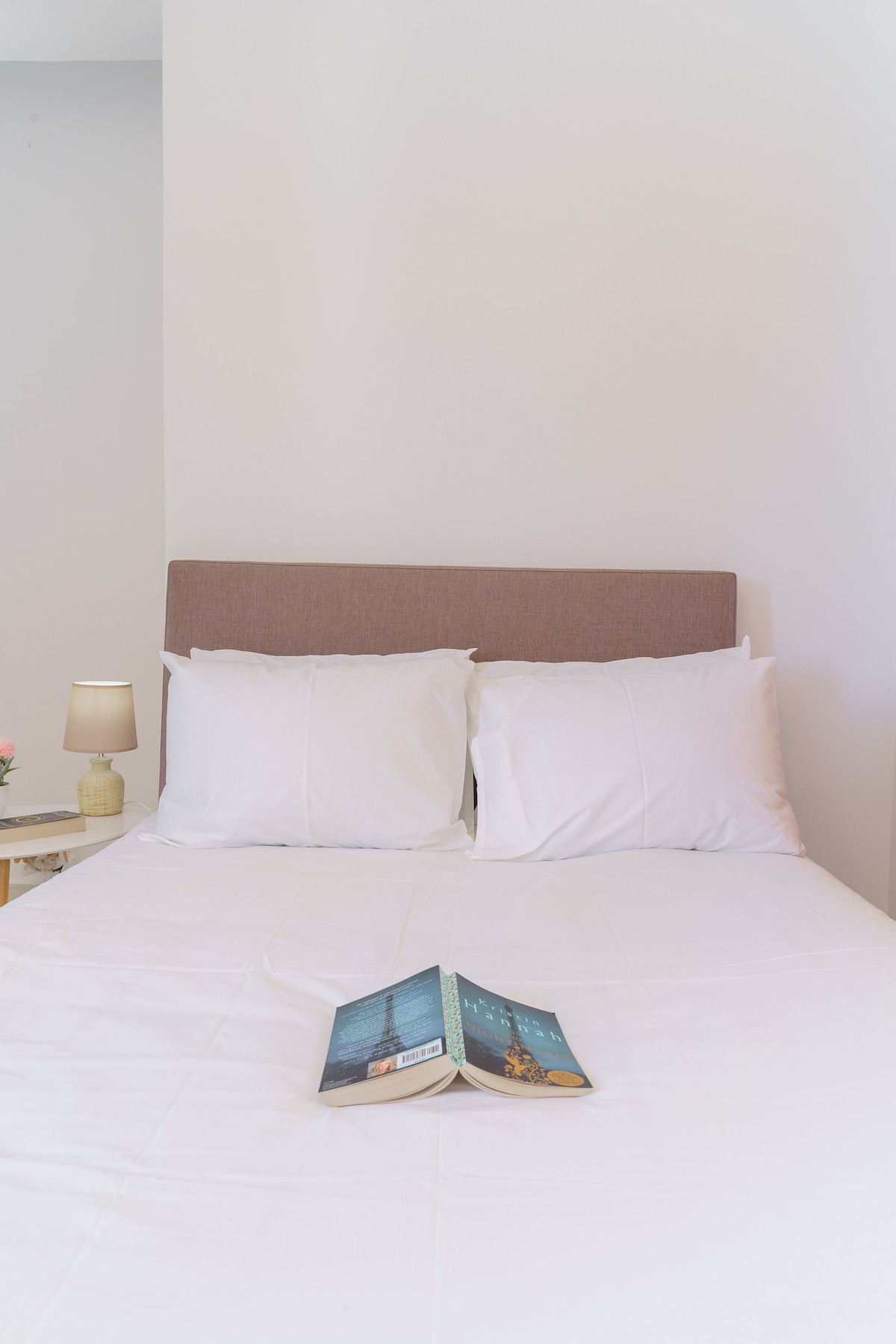 Teplá a príjemná spálňa ideálna na pokojný spánok.