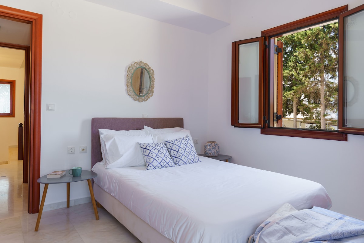 Spálňa s manželskou posteľou na prízemí.