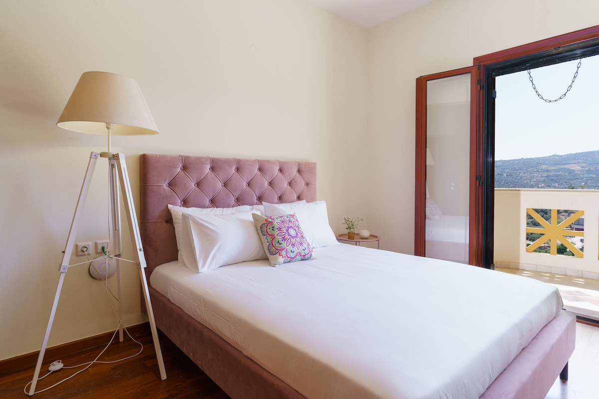 Dvojlôžková spálňa na prvom poschodí.