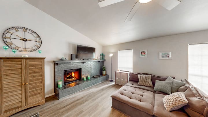 Urban Oasis Heat+chilled Pool, Hottub, Mediaroom! - Fort Worth, TX