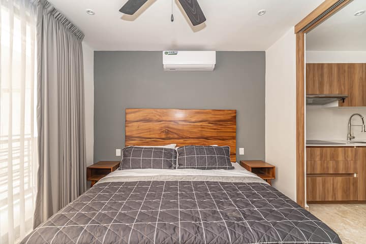 Relájate en la lujosa cama tamaño king con sábanas suaves.