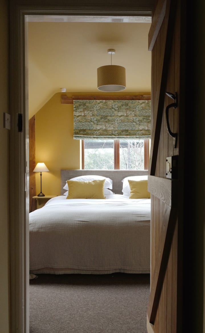 Cama Superking size con baño privado con ducha e inodoro