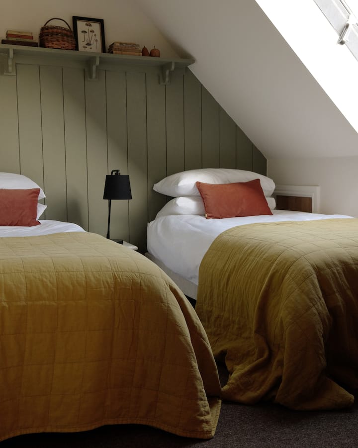 Camas individuales individuales, junto al baño familiar