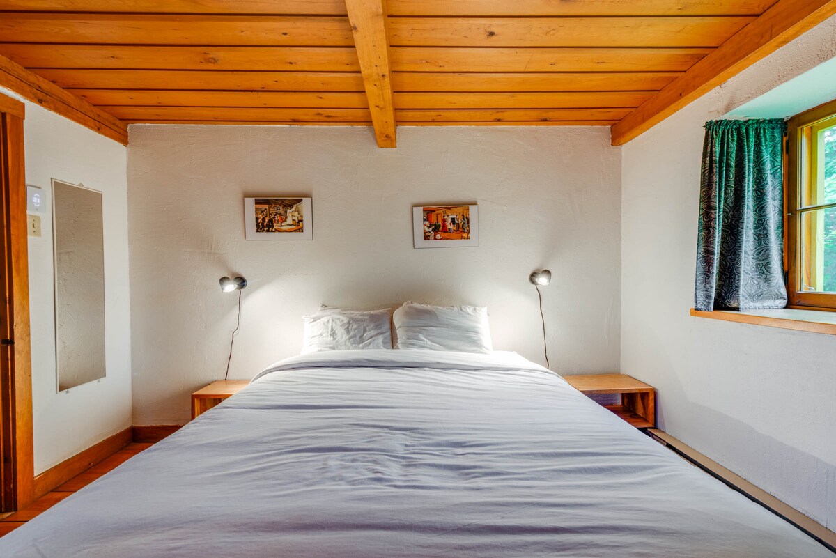 1号卧室： 1张标准双人床（ 2人）