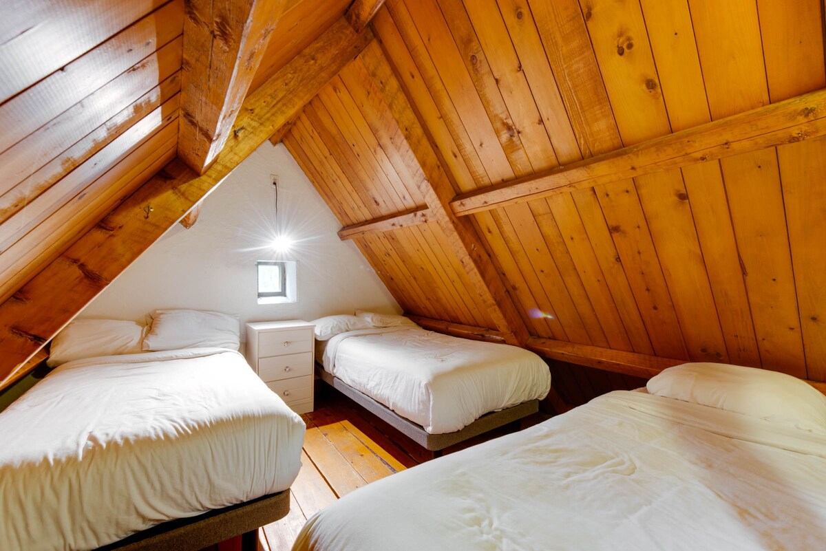 卧室2 ： 1张双人床和2张单人床（ 4人）