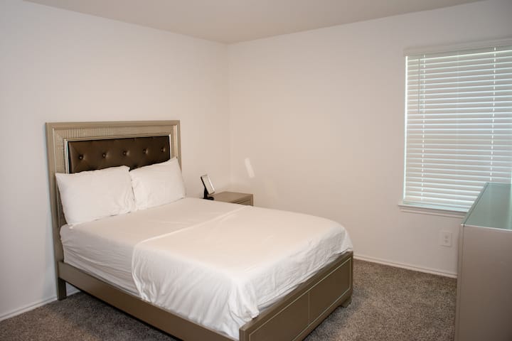 Opustite se i napunite baterije u elegantnoj spavaćoj sobi dizajniranoj za udobnost.