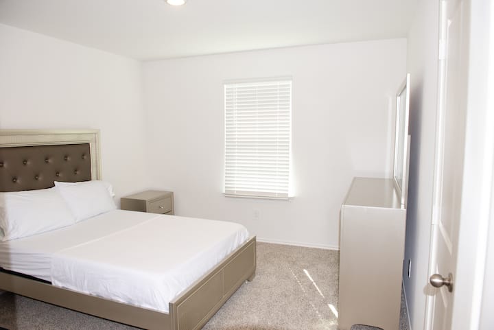 Probudite se u osvijetljenoj, prozračnoj spavaćoj sobi s prirodnim svjetlom i mirnim uređenjem.