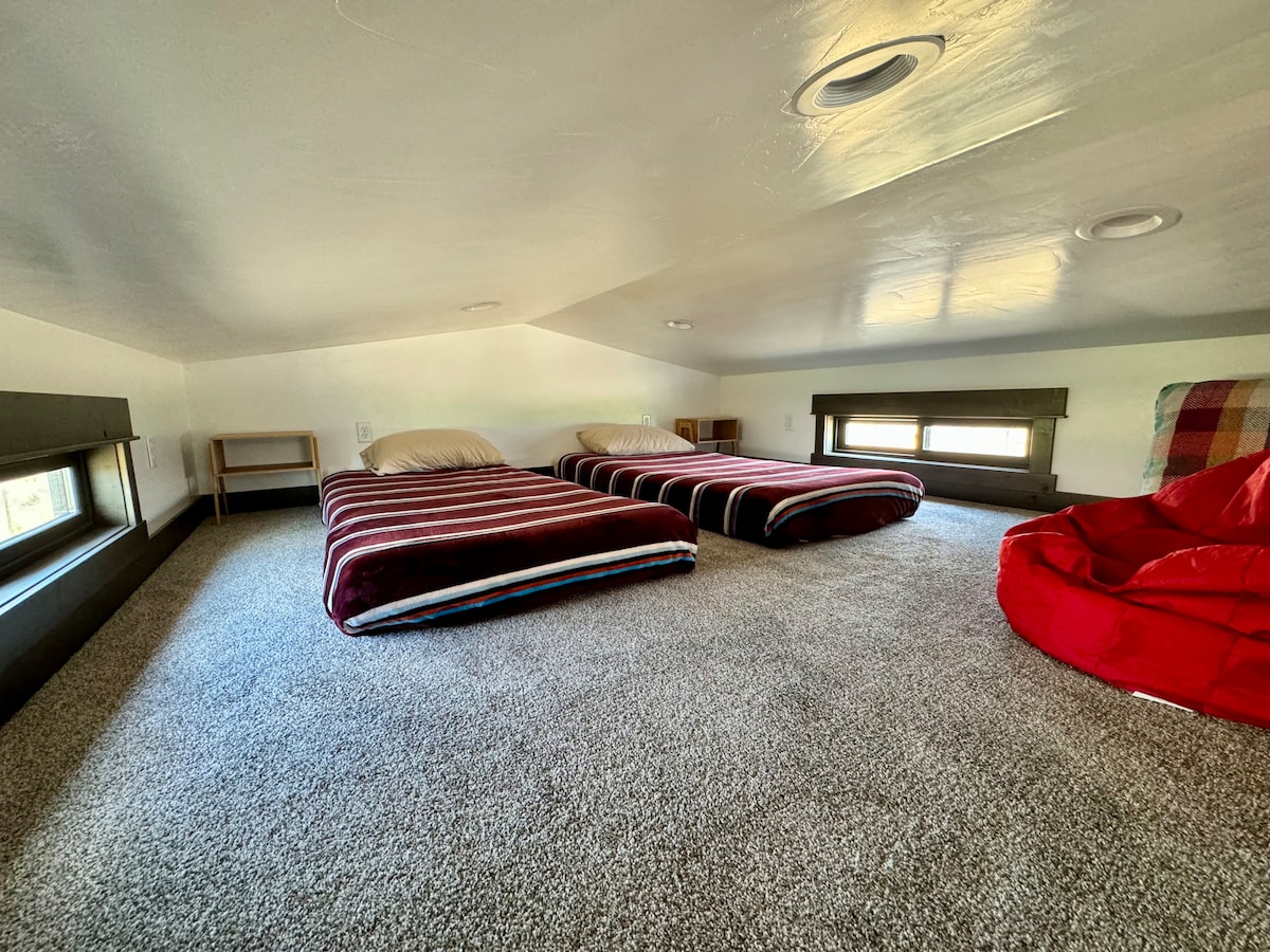 זהו לופט הנגיש באמצעות גרם מדרגות הדוק בסלון. יש שתי מיטות נפרדות ומחסן לבגדים. האזור הזה מושלם לילדים או למבוגרים שלא אכפת להם לזחול. 