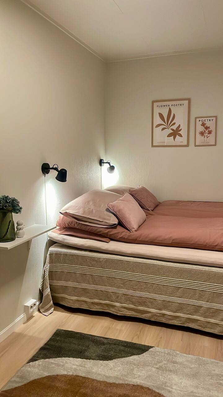 Komfortable seng, 150 cm gefokt.
