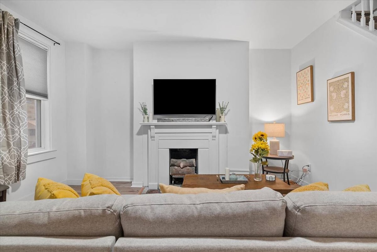 3BR Urban Loft - Private Patio & Luxury Finishes - Houses for Rent in ...