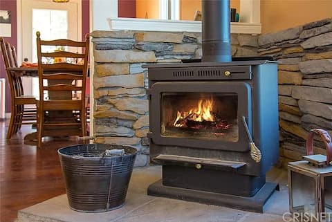 Successful Airbnb property: Mountain retreat with arcade and pool table in Pine Mountain Club