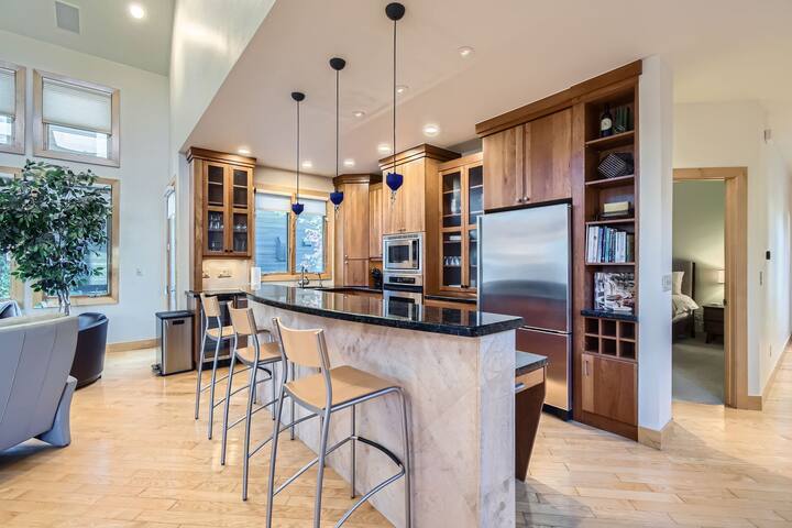 High-End 4BD Executive Retreat in N Cherry Creek gallery image 5