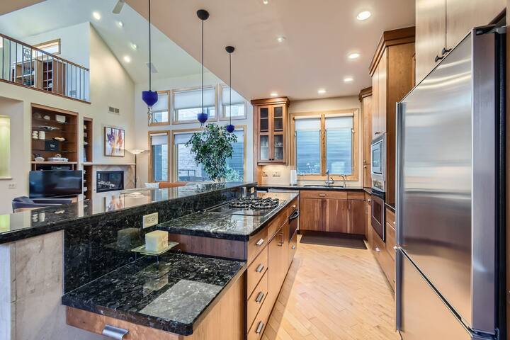 High-End 4BD Executive Retreat in N Cherry Creek gallery image 4