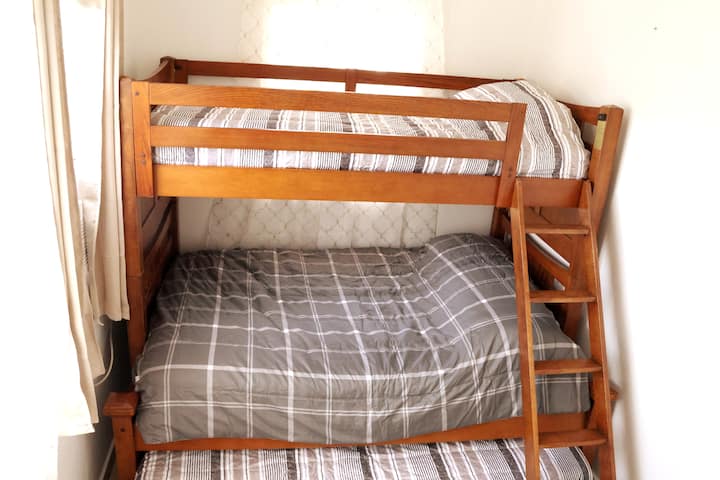 Habitación secundaria con literas
Ideal para familias o grupos. Cama full abajo y dos camas twin arriba: práctica y cómoda para todos.