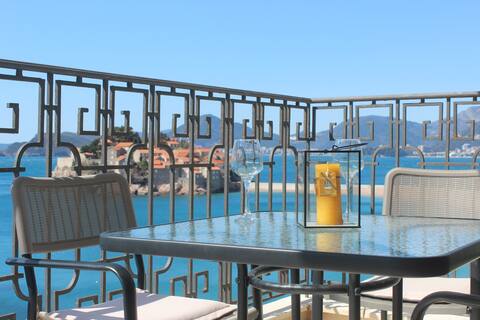 Sveti Stefan four bdr beach apartment with seaview