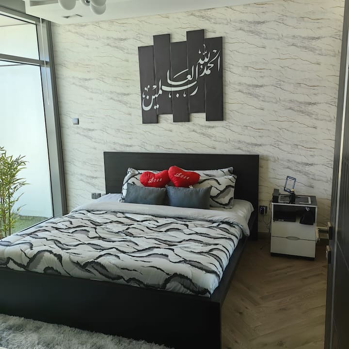 Kitanda cha ukubwa wa kifalme kilicho na godoro laini. Jifurahishe kati ya mito laini na yenye starehe baada ya siku ndefu ya kuchosha