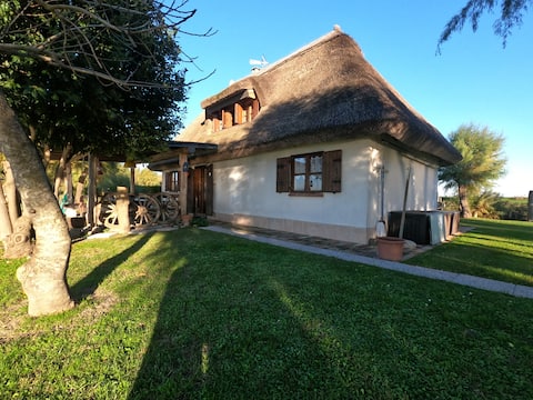 Romantic farmhouse with lagoon view and private hot tub