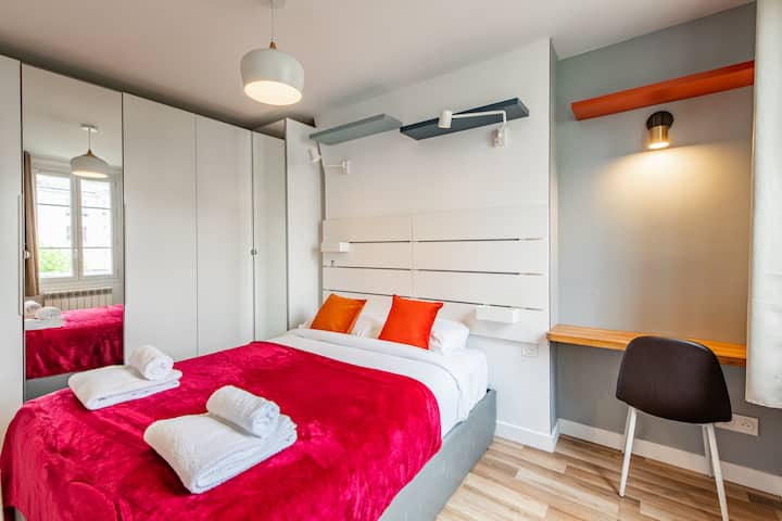 تحتوي غرفة النوم على سرير مزدوج وخزانة مع مرآة ومكتب.