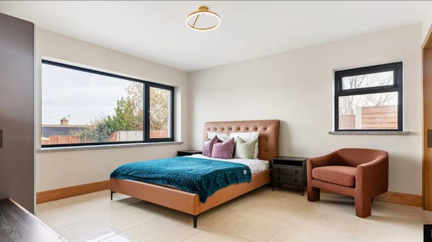 Stylish detached house gallery image 5