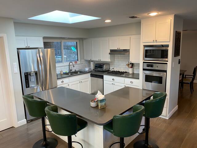 Walk to ACL-BartonSprings-Zilker-Downtown! gallery image 4