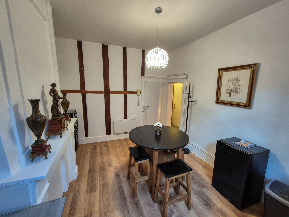Proprietà Airbnb di successo: Authentic apartment at the Cloître Saint-Salvy a Albi