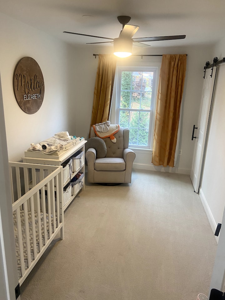 Pépinière.  Un matelas gonflable de luxe queen size supplémentaire peut être installé dans cette chambre pour un couchage supplémentaire.