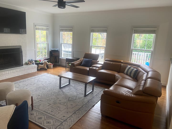Family Friendly Home In Towson With Pool & Hot Tub - Towson, MD