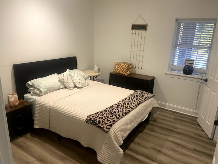 Chambre au sous-sol avec entrée privée. Lit Queen Size.