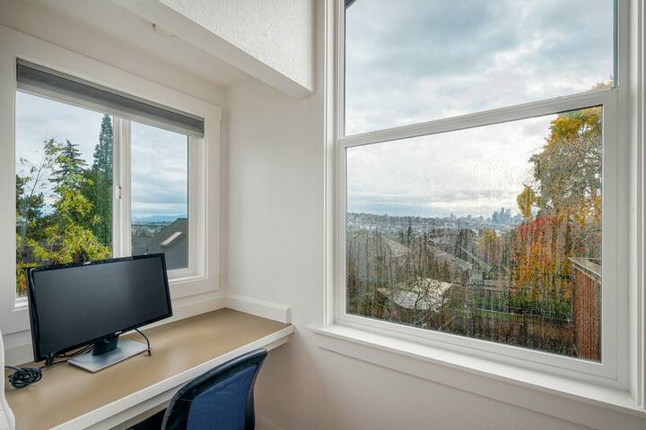 Lake View! ~ A/C ~ Amazing Location ~ Fam Frendly gallery image 4