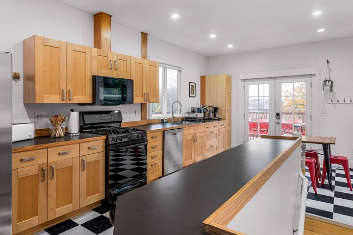 Lake View! ~ A/C ~ Amazing Location ~ Fam Frendly gallery image 5