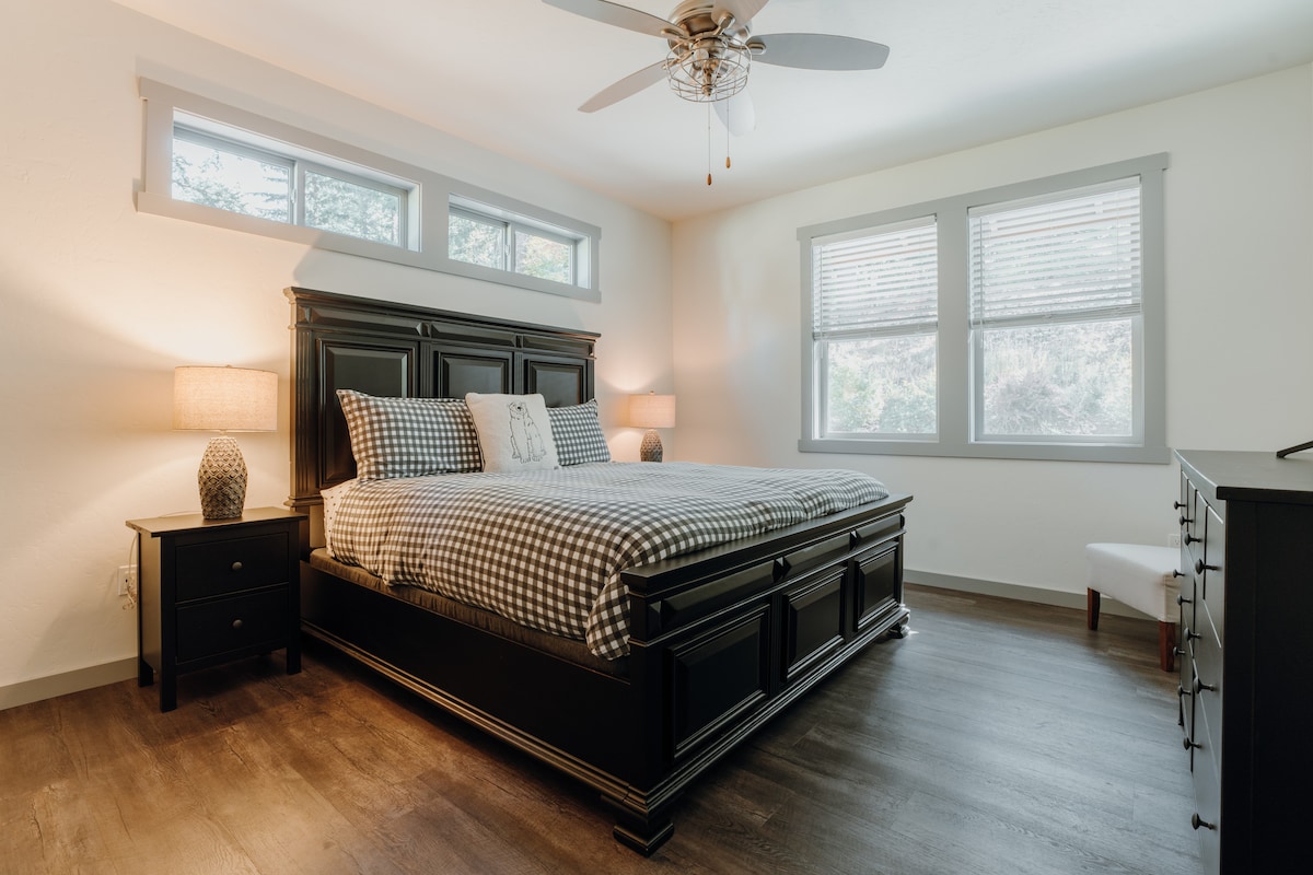 ผ่อนคลายในห้องนอนที่กว้างขวางนี้มีเตียงขนาดคิงไซส์หรูหราเฟอร์นิเจอร์สีดำเก๋ไก๋และแสงธรรมชาติอ่อนๆที่ส่องเข้ามาจากหน้าต่างบานใหญ่